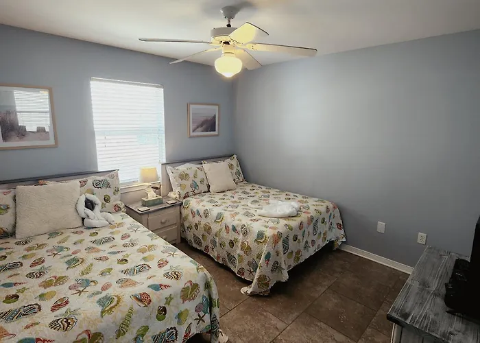 Holiday home Walk To Beach-sleeps 8-pool-king Suite-family Condo-beach Chairs *