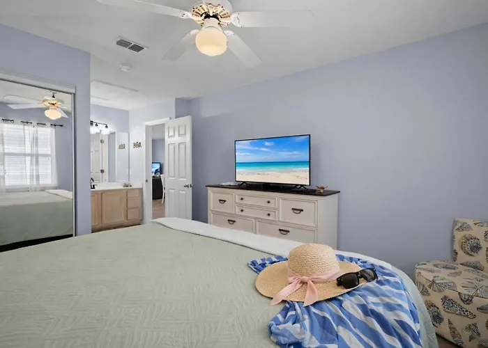 Holiday home Walk To Beach-sleeps 8-pool-king Suite-family Condo-beach Chairs